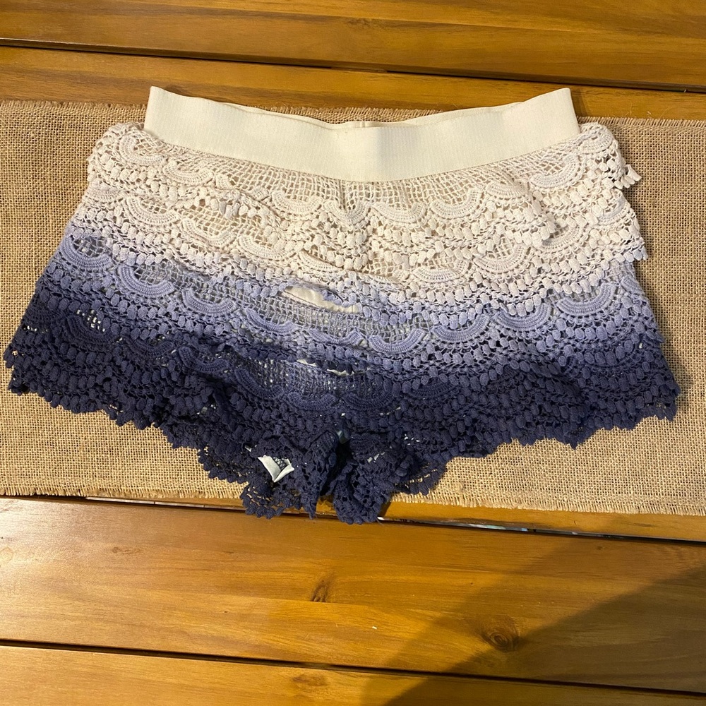 Forever 21 Women's Ivory Shorts Size Small